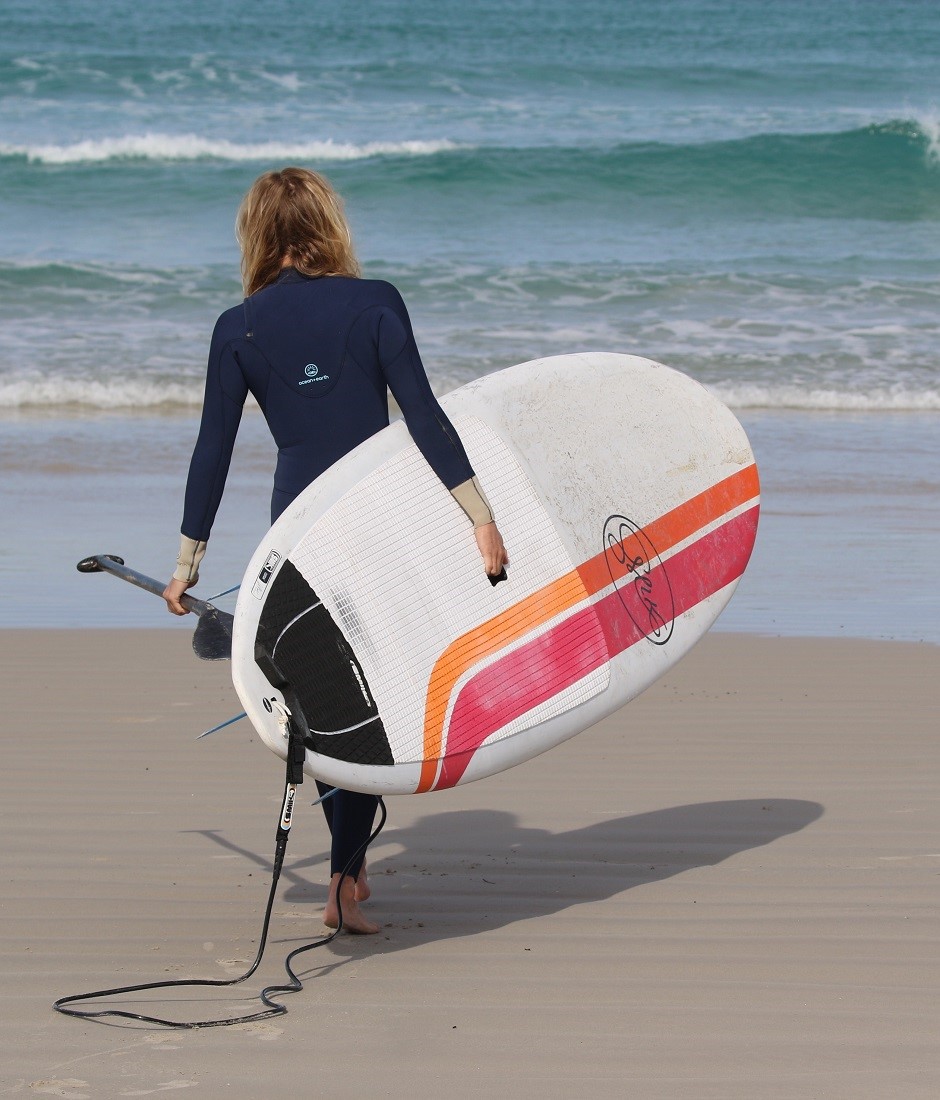 SMIK SUP women lifestyle waling to water stand up surf shop 460x550